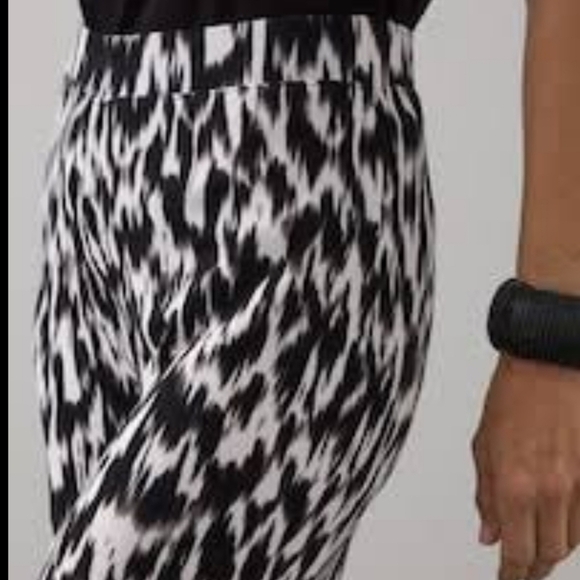 Ann Taylor Ivory & Black Abstract Splash Print Pencil Skirt Size 4 - Picture 2 of 6